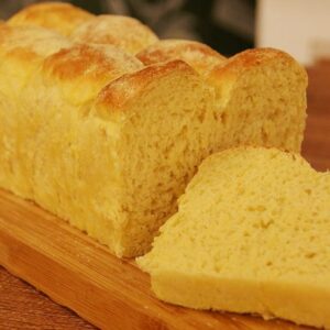 Pão de milho congelado de cor amarela